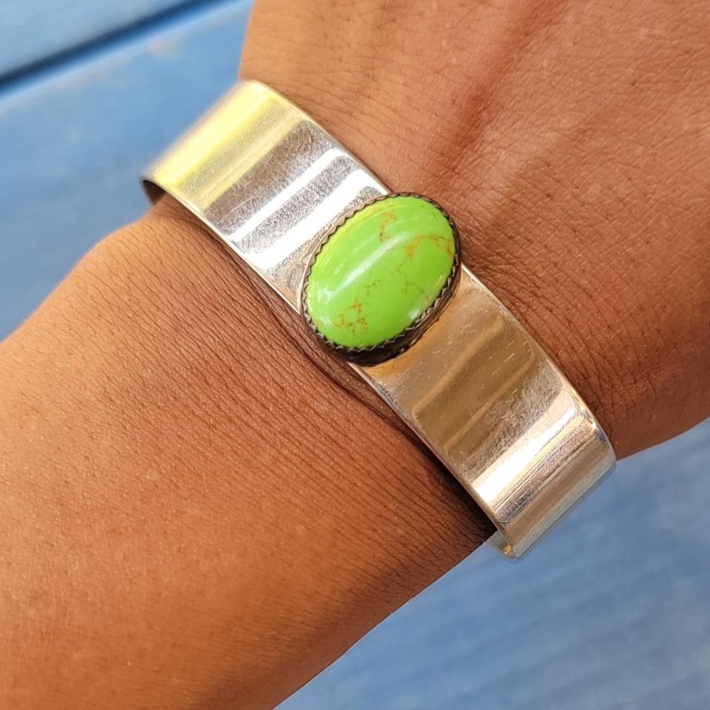 Vintage Southwestern gaspeite solitaire silver wide bracelet cuff